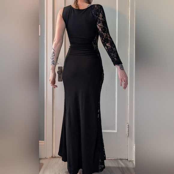 Elegant Black Lace Evening Dress - Picture 4 of 4